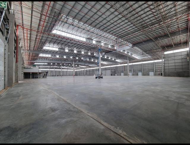 19,099M² WAREHOUSE TO LET IN LONGLAKE